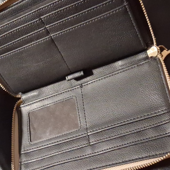 Steve Madden Beige Wristlet with Gold Accents .like New - Picture 8 of 12